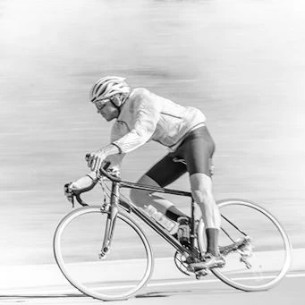 Homem de bike pedalando a sua speed